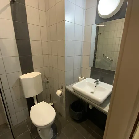 Free Parking, Free Breakfast, Only 15 Minutes To Center Budapeste