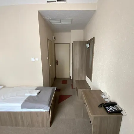 Free Parking, Free Breakfast, Only 15 Minutes To Center Bed & Breakfast