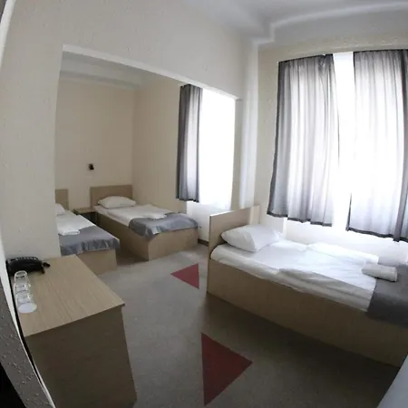 Free Parking, Free Breakfast, Only 15 Minutes To Center Budapest